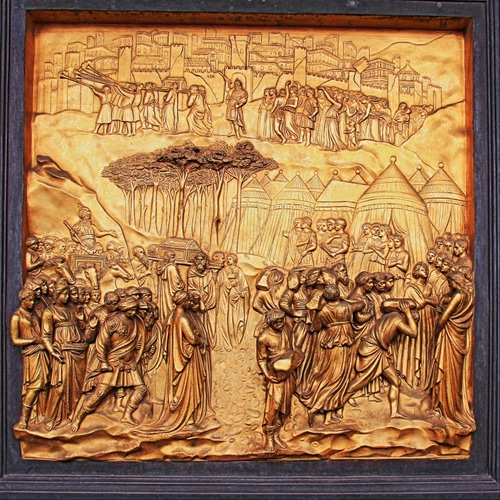 Immagine con tende, alberi, oro, bassorilievo, bronzo, formella, città, trombe, quadro, gente, portone, scultura, porta, cornice, rame, scena