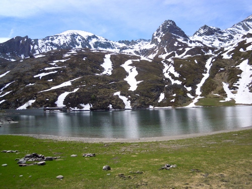 Immagine con lago, neve, montagna, montagne, prato, acqua, inverno, rocce, verde
