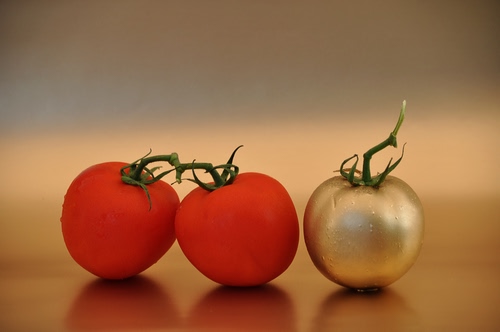 Immagine con rosso, oro, pomodori, tre, ombre
