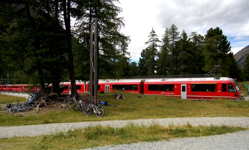 Immagine con treno, rosso, biciclette, alberi, vagoni, prato, strada