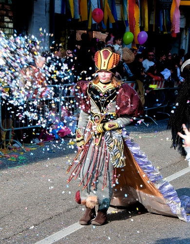 Immagine con coriandoli, carnevale, maschera, palloncini, sfilata, colori, strada, cappello, bambina, costume