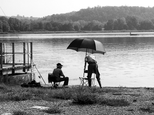 Immagine con acqua, lago, due, pescatori, ombrello, fiume, ombrellone, bianconero, alberi, sedie, pesca, sedia, riva, canne, canna, albero