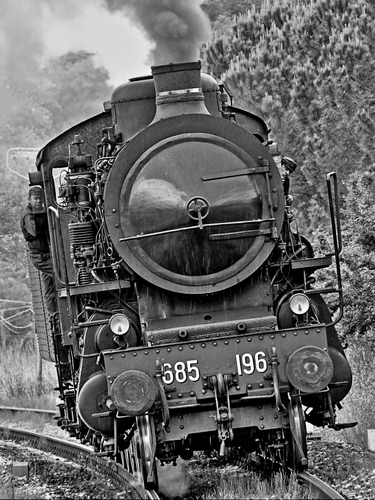 Immagine con locomotiva, bianconero, treno, vapore, fumo, binari, numeri, curva, macchinista