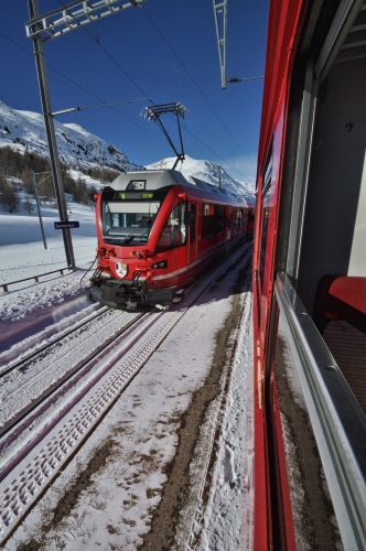 Immagine con rosso, treno, neve, binari, inverno, treni, bernina, trenino