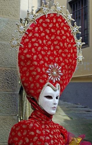 Immagine con rosso, maschera, carnevale, bianco, cappello, stelle, costume, oro, finestra, muro, venezia, grata, perle
