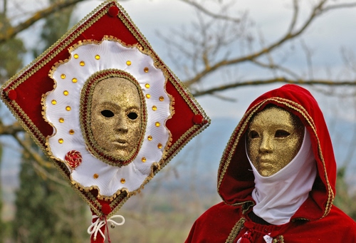 Immagine con rosso, oro, maschere, carnevale, maschera, cappuccio, costume, rami, bianco