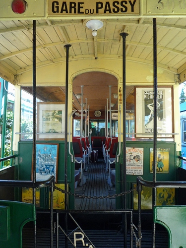 Immagine con treno, verde, catena, sedili, carrozza, tram, interno, vagone