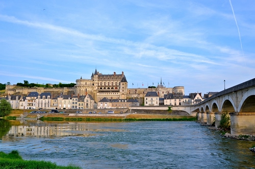 Immagine con fiume, ponte, acqua, cielo, castello, case, panorama, riflesso