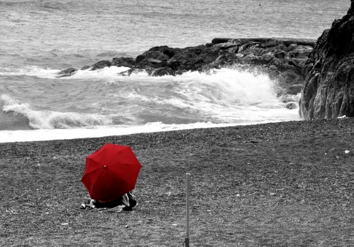 Immagine con ombrello, mare, rosso, spiaggia, onde, scogli