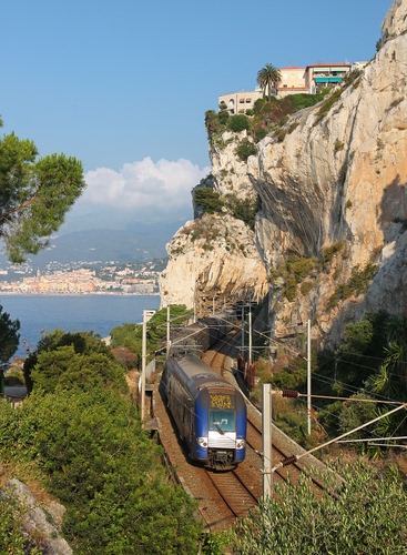 Immagine con treno, ferrovia, binari, mare, rocce, alberi, blu, roccia