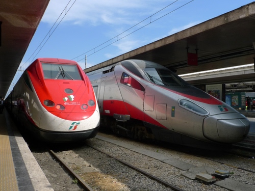 Immagine con stazione, treni, binari, rosso, freccia, ferrovia, due, rossa, frecciarossa, treno