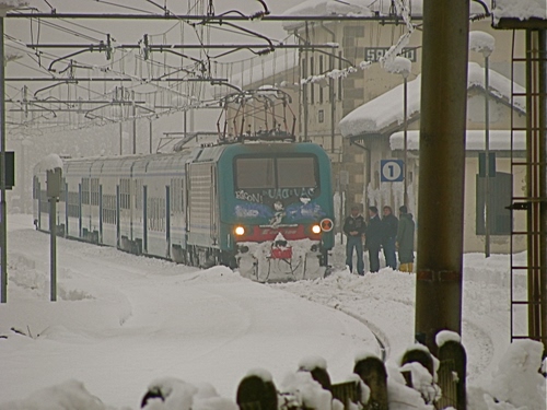 Immagine con neve, treno, stazione, persone, binari, inverno, locomotore, locomotiva, bianco, ferrovia
