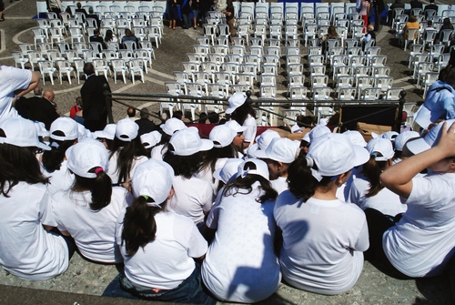 Immagine con sedie, bianco, cappelli, bambini, persone, capelli, ragazze