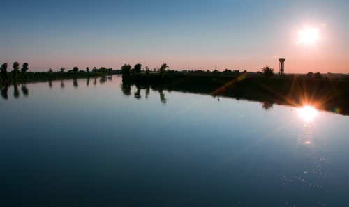 Immagine con acqua, sole, riflesso, fiume, tramonto, controluce, cielo, riflessi, alberi