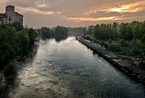 Immagine con fiume, alberi, nuvole, acqua, cielo, rive