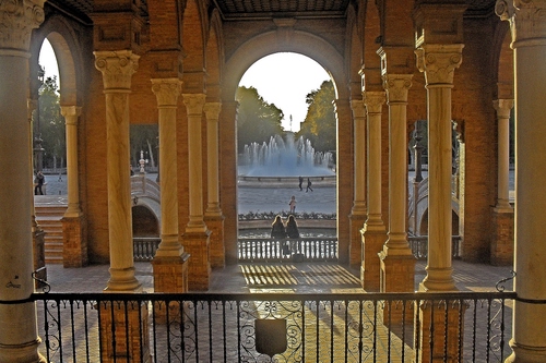 Immagine con fontana, colonne, ringhiera, archi, arco, portico, prospettiva, colonnato, acqua, persone