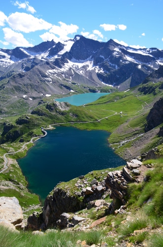 Immagine con laghi, montagne, montagna, strada, acqua, nuvole, panorama, cielo, neve, verde, due