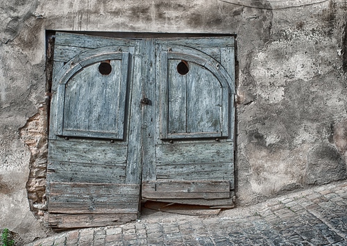 Immagine con legno, portone, muro, fori, porta, vecchio, ante, discesa, strada