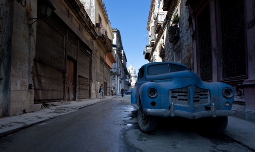 Immagine con strada, automobile, auto, palazzi, balconi, passanti, via, porte, epoca, macchina