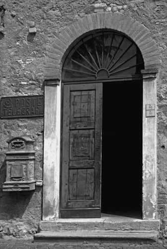 Immagine con porta, posta, cassetta, bianconero, portone, arco, aperta