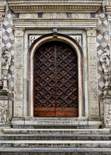 Immagine con legno, portone, gradini, statue, porta, arco, scale, scala, marmo, ingresso