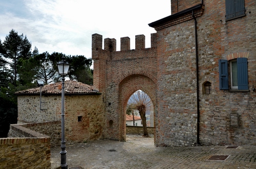 Immagine con merli, lampione, finestre, castello, arco, porta, alberi, mura