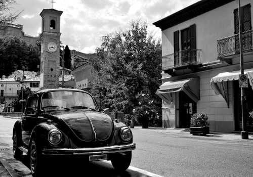 Immagine con campanile, orologio, bianconero, macchina, auto, strada, automobile, torre, maggiolino