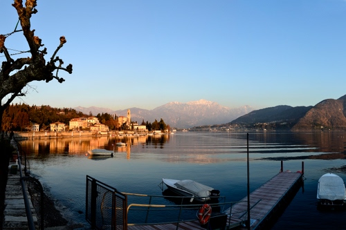 Immagine con lago, pontile, barche, acqua, barca, montagne, riflessi, mare, paese, panorama, molo