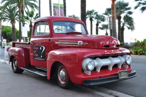 Immagine con rosso, palme, ruote, strada, fanali, auto, fuoristrada, automobile, macchina, fari, furgone, alberi