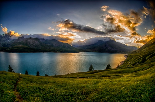 Immagine con lago, tramonto, nuvole, montagne, riflessi, acqua, montagna, alberi, riflesso