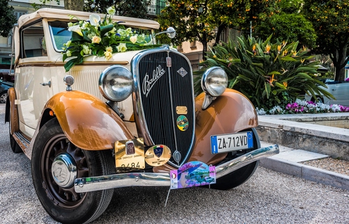 Immagine con fiori, epoca, automobile, fari, balilla, targa, ruote, paraurti, auto, macchina, matrimonio, fanali, piante, alberi, antico, verde, fiat, scalini, radiatore, storica, mazzo, parafanghi