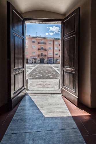 Immagine con porta, piazza, palazzo, nuvole, ombra, portone, ingresso, legno, finestre, palazzi