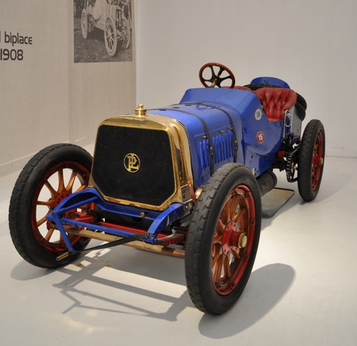 Immagine con blu, automobile, epoca, ruote, auto, rosso, volante