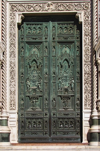 Immagine con bronzo, colonne, portone, portale, verde, bassorilievi, porta, chiesa, incisioni, marmo