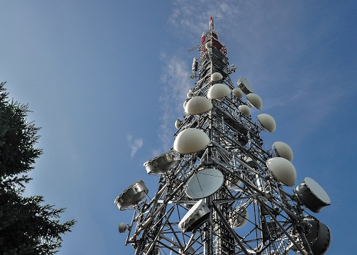 Immagine con cielo, antenne, albero, traliccio, antenna, ferro, azzurro, parabole, acciaio, bianco, ripetitori, torre, cerchi, nuvole, metallo