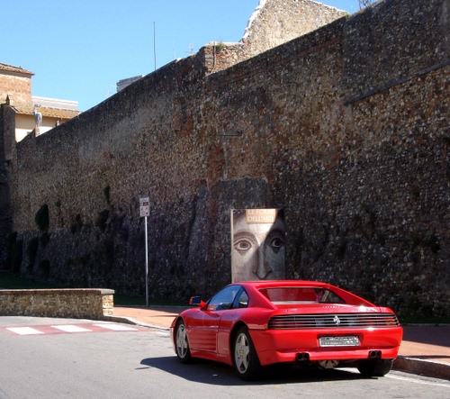 Immagine con rosso, ferrari, auto, muro, cartellone, automobile, occhi, rossa, strada, mura
