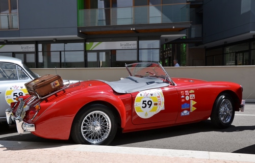 Immagine con valigia, rossa, numero, automobile, ruote, rosso, auto, epoca, spider, sportiva