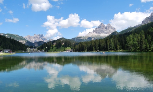Immagine con lago, nuvole, montagne, acqua, riflesso, montagna, cielo, alberi, panorama, pini, riflessi