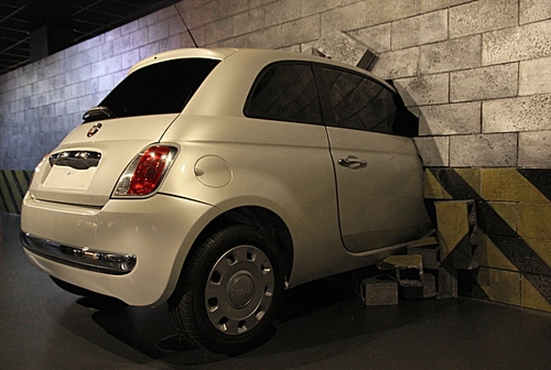 Immagine con muro, auto, ruota, cinquecento, automobile, macchina, mattoni, incidente, fanale, scontro, bianco