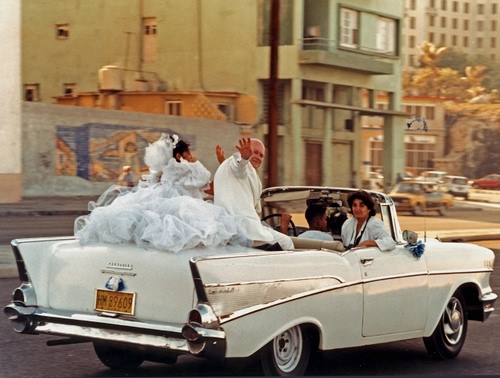 Immagine con sposi, bianco, auto, epoca, macchina, strada, automobile, saluto, città