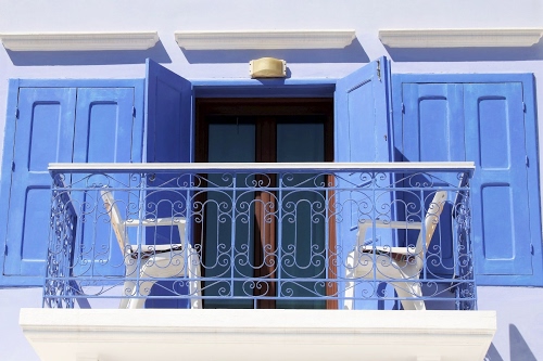 Immagine con sedie, balcone, ringhiera, bianco, azzurro, imposte, finestre, porta, lampada, scuri, finestra, celeste, vetri, due