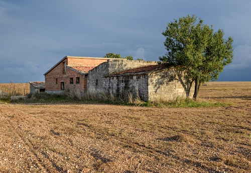 Immagine con verde, albero, cielo, finestre, campagna, azzurro, casolare, alberi, terra, erba, nuvole, terreno, casa, pianura, campo, cascina