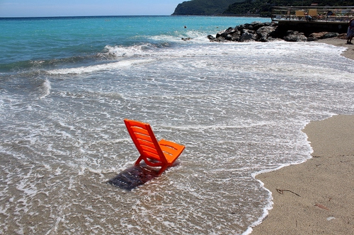 Immagine con mare, sedia, spiaggia, arancione, onde, acqua, rosso, onda, arancio