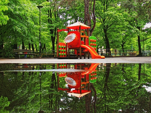 Immagine con riflesso, alberi, parco, scivolo, verde, acqua, lago, rosso, giochi, arancio, gioco