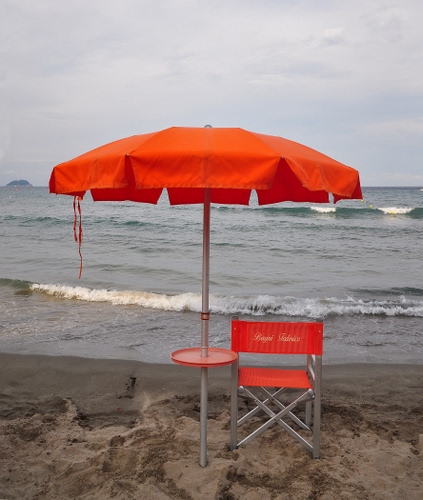 Immagine con spiaggia, sedia, mare, ombrellone, rosso, sabbia, arancione, ombrello
