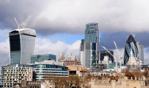 Immagine con grattacieli, nuvole, finestre, cielo, londra, palazzi, città, gru