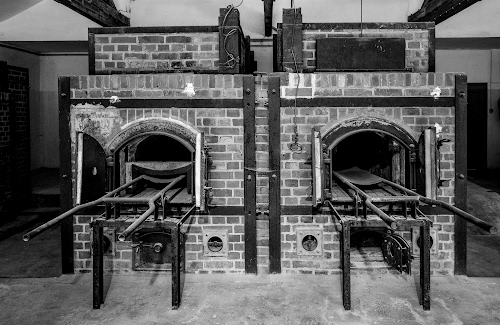 Immagine con forni, mattoni, crematori, barelle, morte, bianconero, concentramento, nazisti, forno, campo, olocausto, lager, due, sportelli