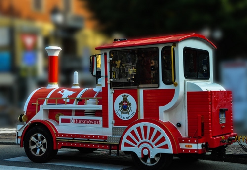 Immagine con locomotiva, rosso, ruote, bianco, treno, giocattolo, stemma, trenino, sfocato, camino, specchietto