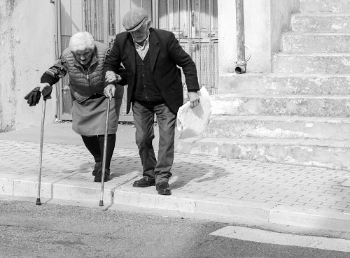 Immagine con anziani, bastoni, coppia, marciapiede, bianconero, scale, donna, uomo, scalini, cappello, scala, insieme, strada, gradini, due, bastone