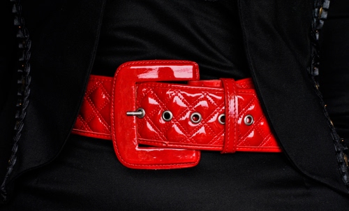 Immagine con cintura, rosso, fibbia, nero, vernice, fori, passante